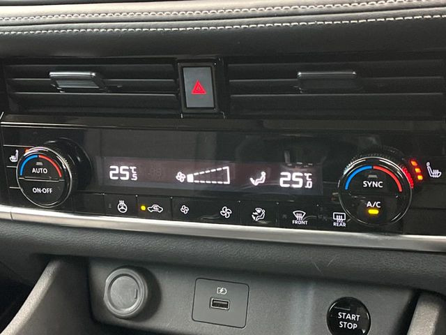 【左右独立型フルオートエアコン】運転席と助手席でそれぞれお好みの温度に設定可能。同乗者にも配慮した、快適な空調をお届け致します。