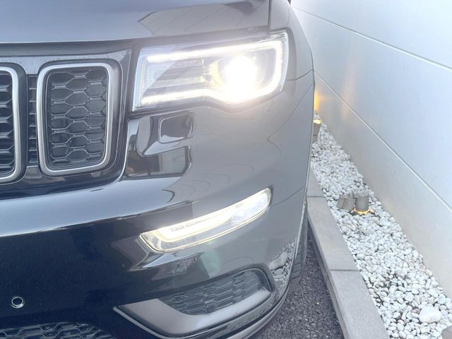 ●HIDヘッドライト:明るく前方を照らしてくれるので、悪天候や夜間の走行時も視界良好で安心してお乗りいただけます。