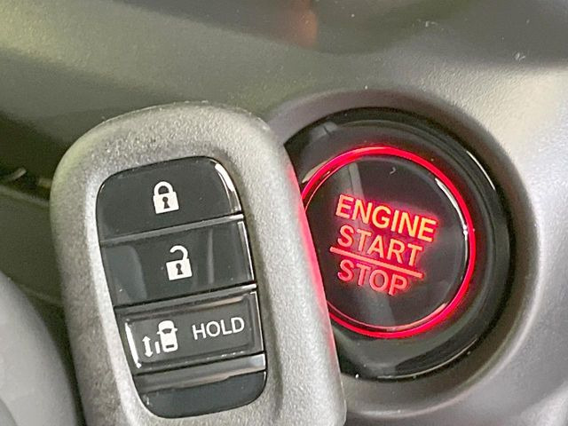 【Hondaスマートキー】カバンやポケットに入れたままでもドアの施錠・解錠が可能なスマートキーを装備。エンジンのオン・オフ時もカギを取り出す必要が無いからとっても便利です♪