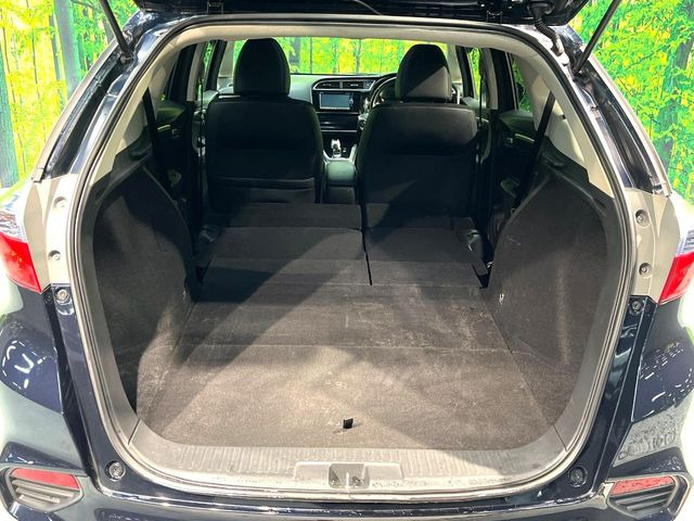 ���i�̂���������ʋ΁A���}���ɏ\���ȉ׎��X�y�[�X���m�ۂ��Ă���܂��B�Z�J���h�V�[�g��|���ƁA�傫�ȉו��̐ύڂ��\�ł���