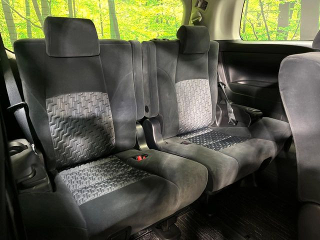 3列目シートはもちろん状態良好☆大人でもゆったりと座って頂けますので、大人数でのお出かけもラクラクです♪ご家族で、気の知れた仲間で、ドライブに行くのが楽しみですね♪