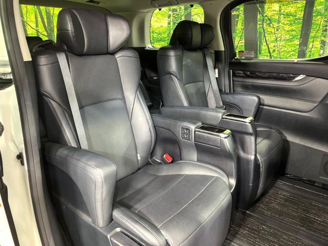 後部座席も気になるようなキズ・汚れやへたり等、大きなダメージはなく、良好な状態です。