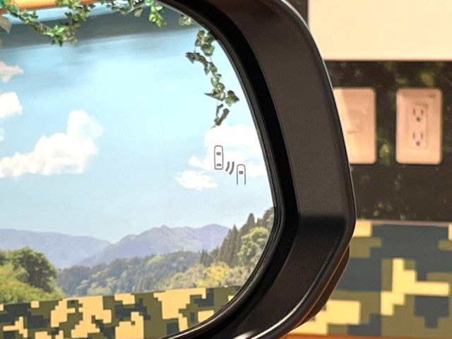 【ブラインドスポットモニター】走行中、ドアミラーの死角になりやすい箇所に後続車が接近するとサイドミラーのレンズに警告を表示!ドライバーに注意喚起をしてくれます。