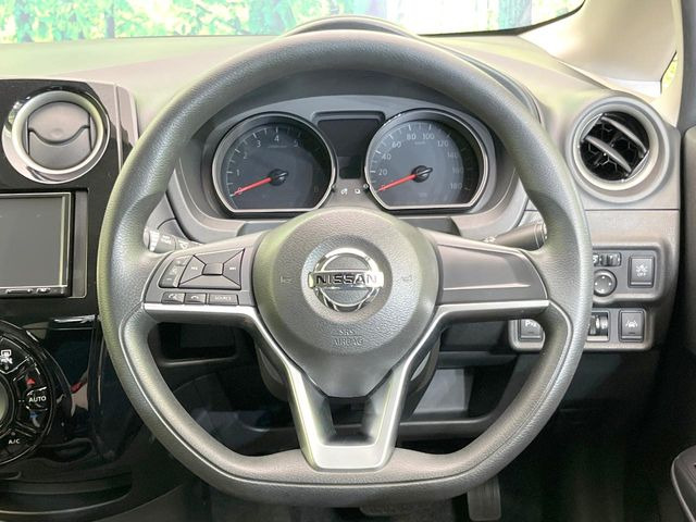 �C���e���A�ɍ��킹���f�U�C���̃X�e�A�����O�́A�^�]�������̂��Ƃ��l���A�^�]���₷���`��A�傫���ł��B�����x�A���ۂɐG���Ă��m���߂��������B