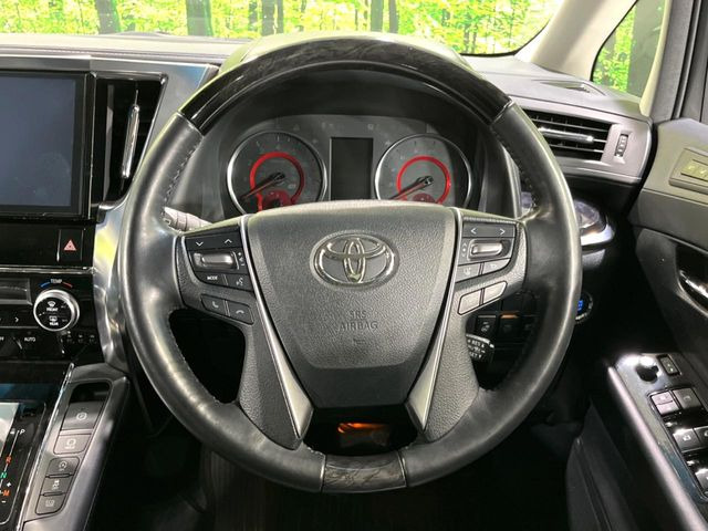 【ステアリングヒーター】冬場に冷たくなりやすい革巻きステアリングを、スイッチ一つで素早く適温に!エアコンよりも早く温まってくれるので、寒い日の運転も快適になりますね♪