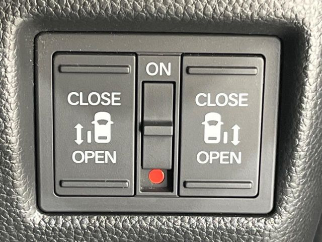 【両側パワースライドドア】スマートキーや運転席のスイッチで後席両側スライドドアの開閉が可能♪電動だから力を入れてドアを開ける必要が無く、小さなお子様でも簡単に開け閉めでき快適です♪