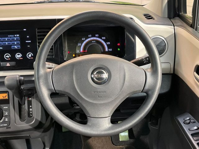 �C���e���A�ɍ��킹���f�U�C���̃X�e�A�����O�́A�^�]�������̂��Ƃ��l���A�^�]���₷���`��A�傫���ł��B�����x�A���ۂɐG���Ă��m���߂��������B