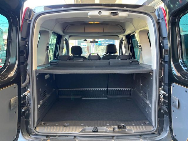 ●トランクルーム:趣味が広がる収容スペース!これだけの広さがあればお買い物やレジャーなどにも最適です!使用感も少なくきれいな状態を維持しております。