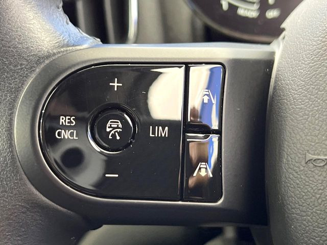 ●レーダークルーズコントロール:前の車との車間距離を一定にとりつつ、一定速度で自動走行してくれる次世代のクルーズコントロール!主に高速道路や自動車専用道路で使用する便利な機能です!