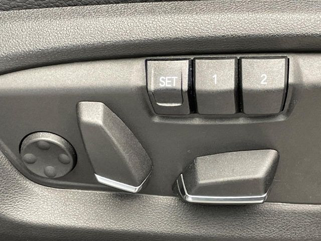 ●メモリー付きパワーシート:あなたに合わせたシートポジションが2つまで登録可能!フルパワーシートだから座席調整も楽々♪お好みのシートポジションで、ストレスないドライブをお楽しみください。