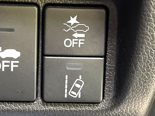 �y�z���_�Z���V���O�z���s���ɑO���̎ԗ�����F�����A�Փ˂������Ȏ��͌x��ƃu���[�L�ŏՓˉ���Ɣ�Q�y�����A�V�X�g�B�����S�Ƀh���C�u�����y���݂��������܂��B