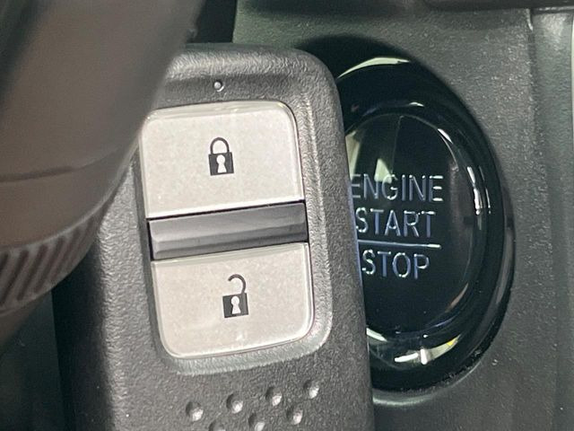 �yHonda�X�}�[�g�L�[�z�J�o����|�P�b�g�ɓ��ꂽ�܂܂ł��h�A�̎{���E�������\�ȃX�}�[�g�L�[�𑕔��B�G���W���̃I���E�I�t�����J�M�����o���K�v����������Ƃ��Ă��֗��ł���