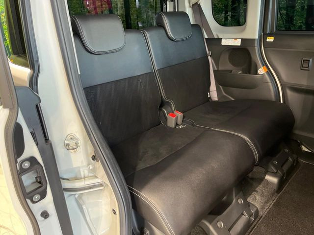 後部座席も気になるようなキズ・汚れやへたり等、大きなダメージはなく、良好な状態です。