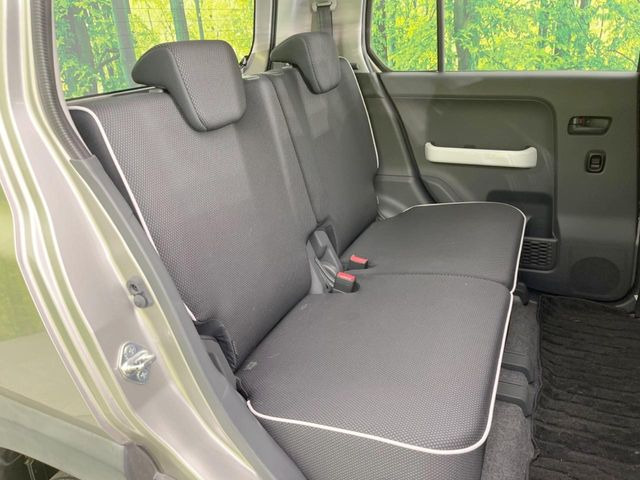 後部座席も気になるようなキズ・汚れやへたり等、大きなダメージはなく、良好な状態です。