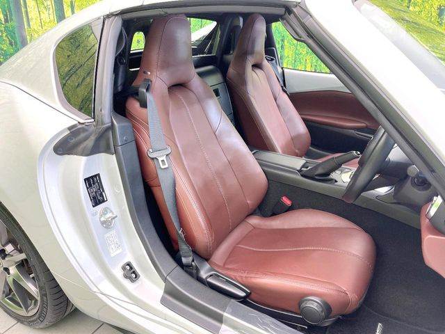 【専用スポーツシート】ホールド性に優れ、カーブ時の体が流れを抑制してくれます。また、体にフィットするから腰や背中が疲れにくく、ロングドライブや高速走行でも快適にお過ごしいただけます♪