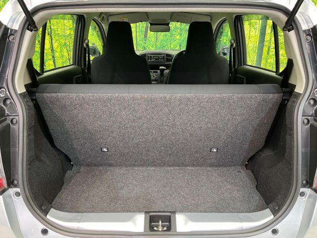 ���i�̂���������ʋ΁A���}���ɏ\���ȉ׎��X�y�[�X���m�ۂ��Ă���܂��B�Z�J���h�V�[�g��|���ƁA�傫�ȉו��̐ύڂ��\�ł���