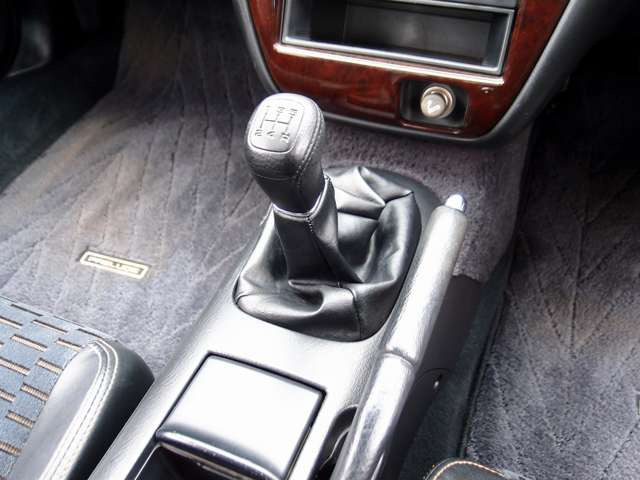 �S���ł��䐔�̏��Ȃ��v�������[�hSiR 5MT�ԗ��̓��ɁB�g���u���̑����I���^�l�[�^�[�����ЂɂĐV�i�����ς݂ƂȂ�A�Z�����[�^�[�������ς݁B�t���m�[�}���ԗ��ׁ̈A���ЂɂĂ��[�ԑO�ɃJ�X�^�����\�ł�