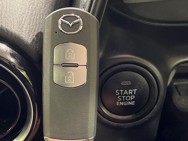 【アドバンストキー】カバンやポケットに入れたままでもドアの施錠・解錠が可能なスマートキーを装備。エンジンのオン・オフ時もカギを取り出す必要が無いからとっても便利です♪