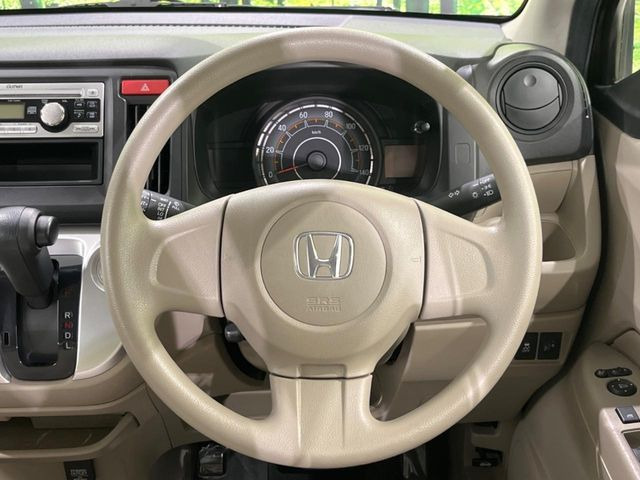 �C���e���A�ɍ��킹���f�U�C���̃X�e�A�����O�́A�^�]�������̂��Ƃ��l���A�^�]���₷���`��A�傫���ł��B�����x�A���ۂɐG���Ă��m���߂��������B