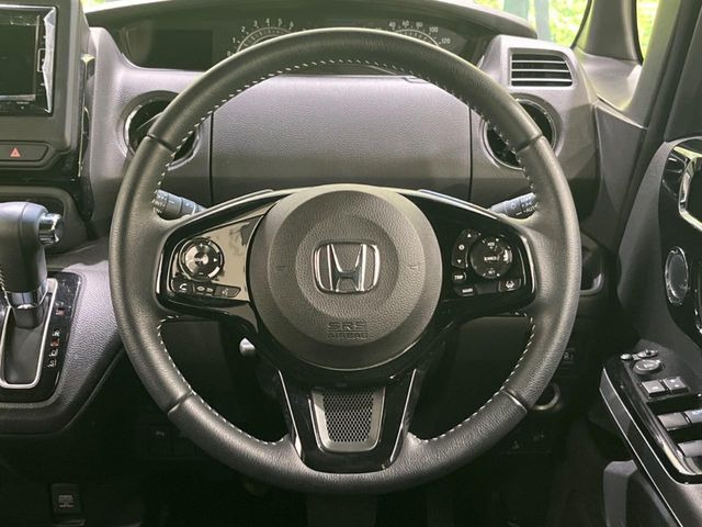 ステアリングも使用感が少なく、きれいな状態となっております♪