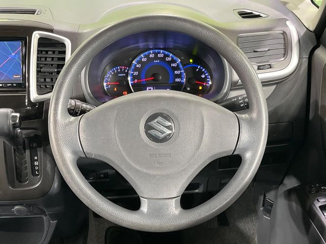 インテリアに合わせたデザインのステアリングは、運転される方のことも考え、運転しやすい形状、大きさです。是非一度、実際に触ってお確かめください。