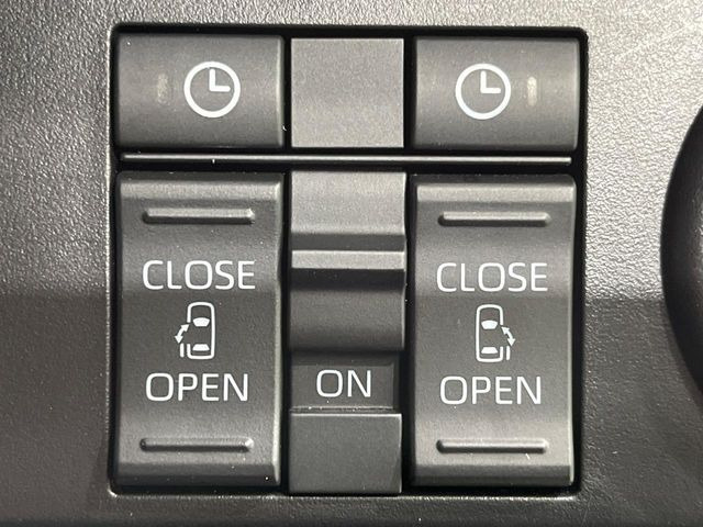 【両側パワースライドドア】スマートキーや運転席のスイッチで後席両側スライドドアの開閉が可能♪電動だから力を入れてドアを開ける必要が無く、小さなお子様でも簡単に開け閉めでき快適です♪