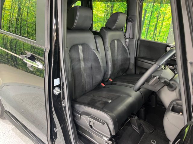 運転席まわりには十分なスペースがあり、大柄な方でもゆったり運転していただける環境です。