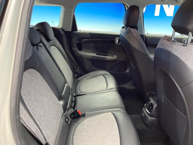 ●後部座席も気になるようなキズ・汚れやへたり等、大きなダメージはなく、良好な状態です。