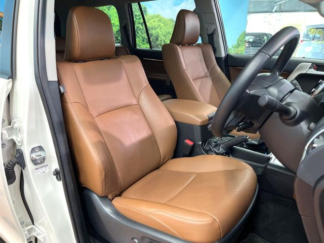 【合皮レザーシート】汚れのふき取りが容易でメンテナンスもが簡単な、機能性に優れる合成皮革を採用した上質なシートです。座り心地もよく、高級感あふれる心地良い車内空間を演出してくれます。