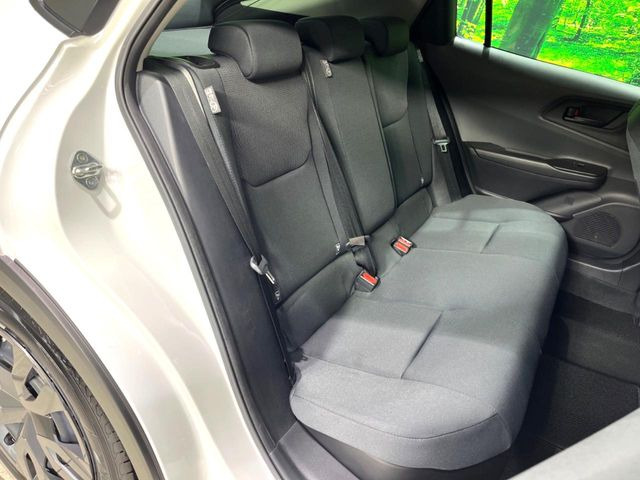 広々とした2列目シートは居住性が高く、居心地も快適!友達や家族とのお出かけにぴったりです。ベビーシートやチャイルドシート使用時も快適にお過ごしいただける十分な空間を確保しています。