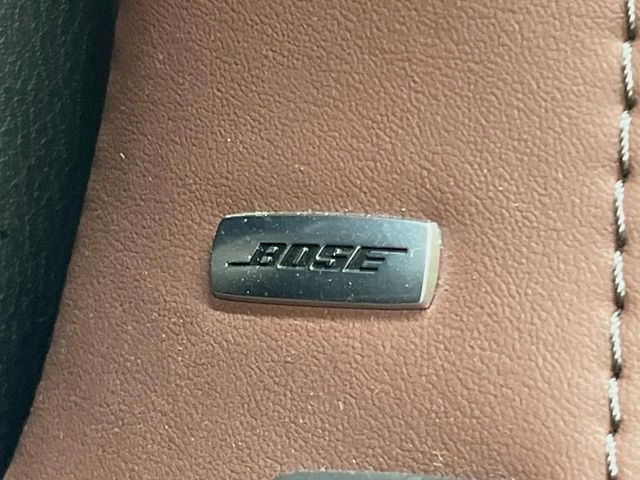 【BOSEサウンドシステム】メーカーオプションの高品位サウンドシステムを搭載。専用のチューニングが施された大小様々なスピーカーから良質なサウンドが奏でられ、臨場感あふれる音響空間を演出します。