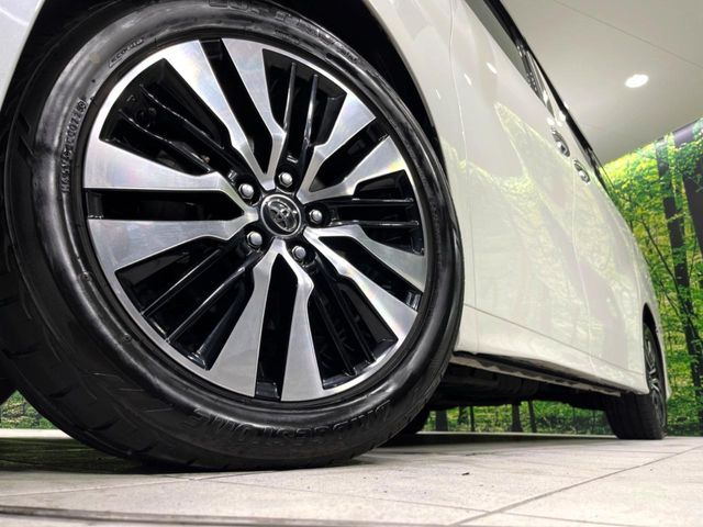 【純正18インチアルミホイール】外観にマッチした純正アルミホイールを装着しております。各種社外アルミホイールや、スタッドレスタイヤも取扱いしております。是非ご相談ください♪