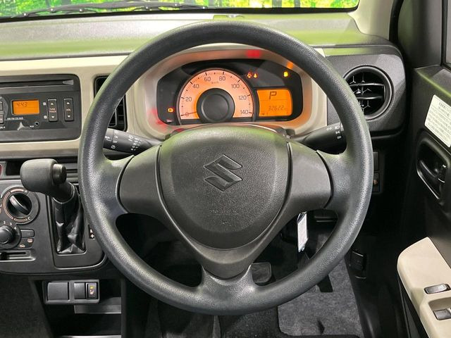 �C���e���A�ɍ��킹���f�U�C���̃X�e�A�����O�́A�^�]�������̂��Ƃ��l���A�^�]���₷���`��A�傫���ł��B�����x�A���ۂɐG���Ă��m���߂��������B