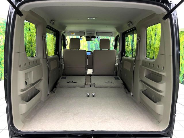 ���i�̂���������ʋ΁A���}���ɏ\���ȉ׎��X�y�[�X���m�ۂ��Ă���܂��B�Z�J���h�V�[�g��|���ƁA�傫�ȉו��̐ύڂ��\�ł���