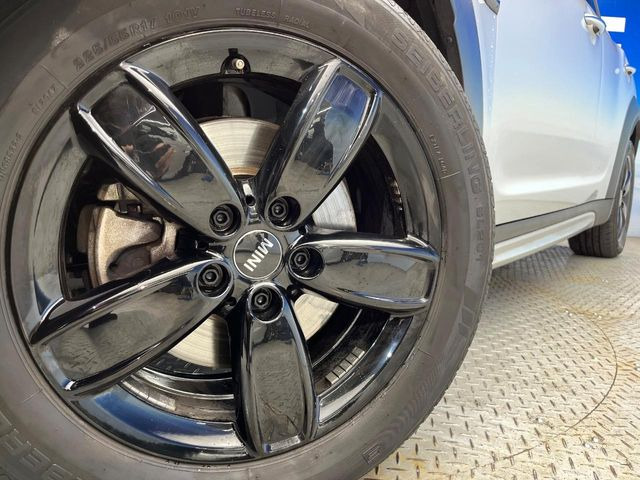 ●純正17インチアルミホイール:輸入車ならではの卓越した走りを支えるホイールと足回りです!日本車の走りに慣れている方にもぜひ体感して頂きたいほど、高いレベルでまとまっています!