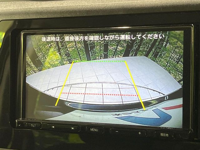 【バックカメラ】駐車時に後方がリアルタイム映像で確認できます。大型商業施設や立体駐車場での駐車時や、夜間のバック時に大活躍!運転スキルに関わらず、今や必須となった装備のひとつです!