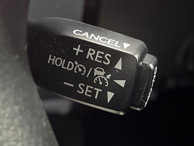 【レーダークルーズコントロール】高速道路での長距離走行が楽に!!自動で速度を保つクルーズコントロールが、衝突軽減システムと連携し、前方の車両を感知して車間を保つように速度調節してくれます!!