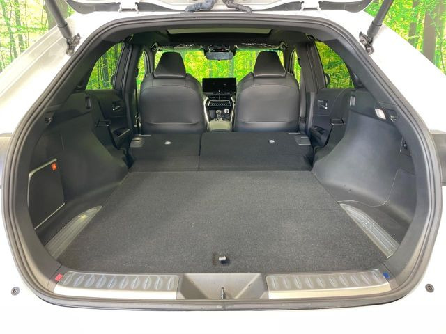 ���i�̂���������ʋ΁A���}���ɏ\���ȉ׎��X�y�[�X���m�ۂ��Ă���܂��B�Z�J���h�V�[�g��|���ƁA�傫�ȉו��̐ύڂ��\�ł���