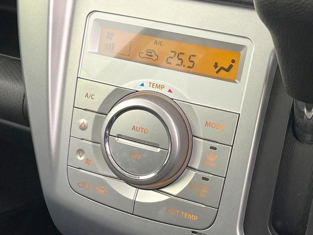 【オートエアコン】一度お好みの温度に設定すれば、車内の温度を検知し風量や温度を自動で調整。暑い…寒い…と何度もスイッチ操作をする必要はありません。快適な車内空間には必須の機能ですね♪