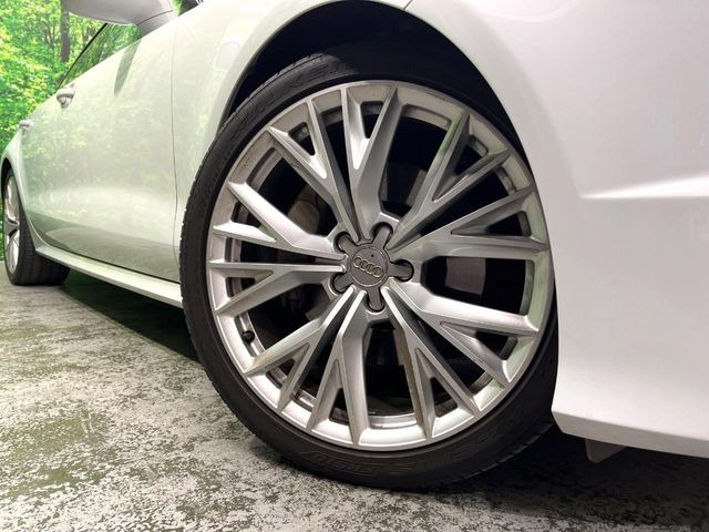 ●純正20インチアルミホイール:輸入車ならではの卓越した走りを支えるホイールと足回りです!日本車の走りに慣れている方にもぜひ体感して頂きたいほど、高いレベルでまとまっています!