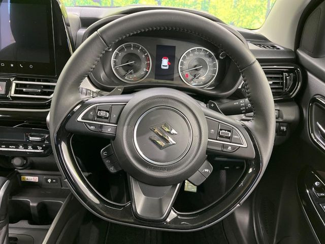 �C���e���A�ɍ��킹���f�U�C���̃X�e�A�����O�́A�^�]�������̂��Ƃ��l���A�^�]���₷���`��A�傫���ł��B�����x�A���ۂɐG���Ă��m���߂��������B