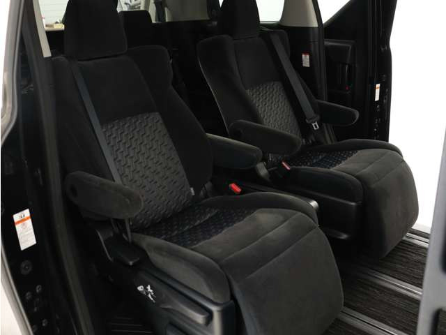 【オットマン付きセカンドシート】最大800mmのロングスライドシートとオットマン機能により足を楽々伸ばす事が可能です!また、ひじ掛けもありますので、快適なドライブをお楽しみいただけます!