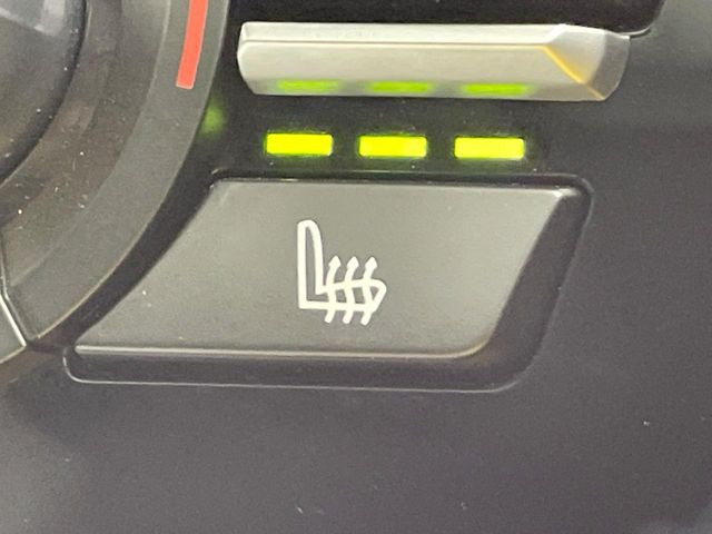 ●全席シートヒーター:高級感あふれるレザーシートに、前席・後席にシートヒーターを搭載しております。