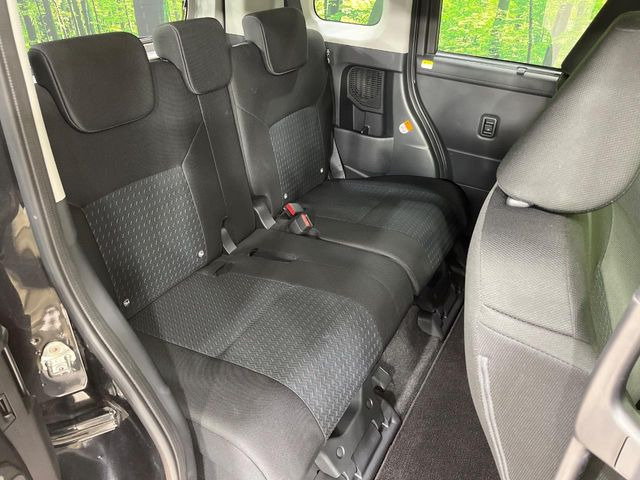 広々とした2列目シートは居住性が高く、居心地も快適!友達や家族とのお出かけにぴったりです。ベビーシートやチャイルドシート使用時も快適にお過ごしいただける十分な空間を確保しています。