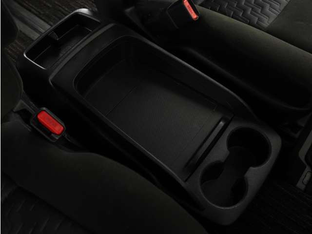 【センターコンソール】ドリンクホルダーと物置テーブルを備え、下部に大容量の収納BOXを完備!