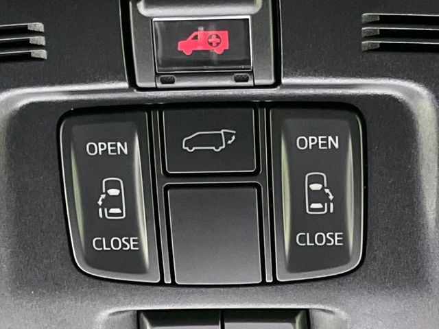 【両側パワースライドドア】スマートキーや運転席のスイッチで後席両側スライドドアの開閉が可能♪電動だから力を入れてドアを開ける必要が無く、小さなお子様でも簡単に開け閉めでき快適です♪