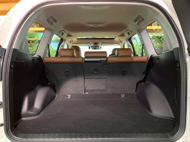 ラゲッジルームは、大容量のスペースを確保。普段のお買い物からレジャーまで、幅広く活躍してくれます!また、リアシートを倒すことでバリエーション豊かにお使いいただけます。