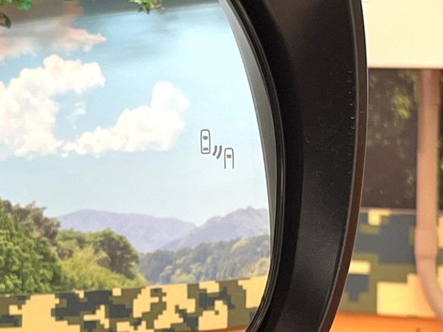 【ブラインドスポットモニター】走行中、ドアミラーの死角になりやすい箇所に後続車が接近するとサイドミラーのレンズに警告を表示!ドライバーに注意喚起をしてくれます。