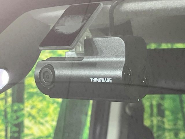 【ドライブレコーダー】安心・安全なカーライフに必須のドライブレコーダーを装備!走行中はもちろん、あおり運転や事故に遭遇した際の状況も映像で記録し、万一のリスクに備えます。