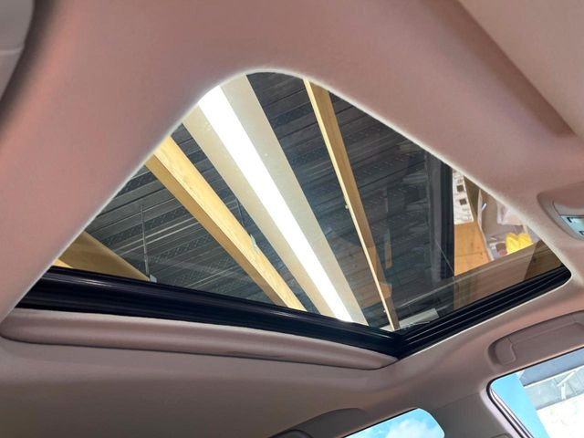 【サンルーフ】ボタンひとつで開閉可能!開放感たっぷりのサンルーフが装着されています!車内に明かりを取り入れたり景色を楽しむ以外にも、よどみがちな車内の空気も簡単に換気できて快適です!